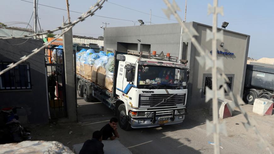 A truck carrying fruits arrives at Kerem Shalom crossing after it was reopened by Israel, in Rafah in the southern Gaza Strip October 21, 2018. REUTERS/Ibraheem Abu Mustafa - RC1B927E40E0