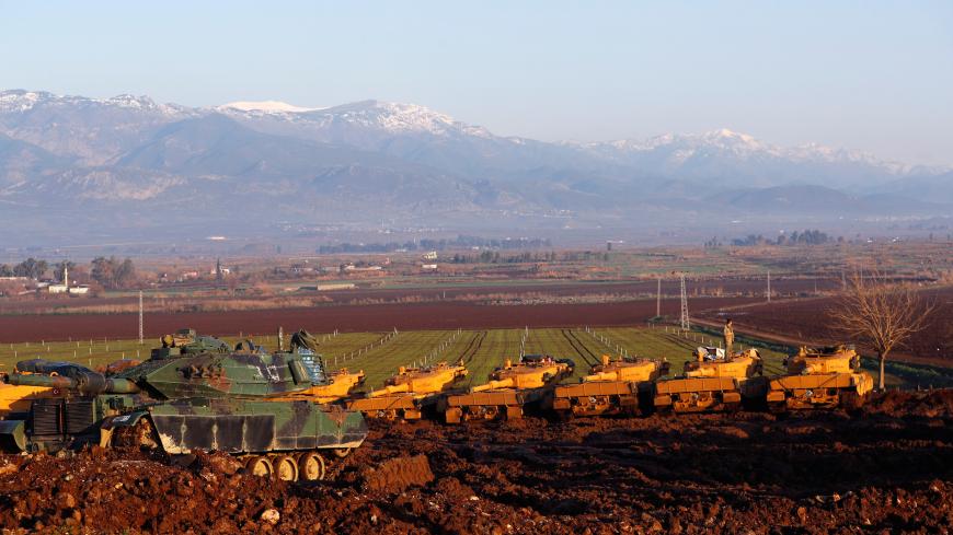 Turkish army tanks are seen near the Turkish-Syrian border in Hatay province, Turkey, January 28, 2018. REUTERS/Murad Sezer - RC112A8BB900