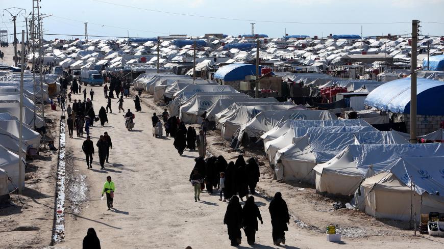 Women walk through al-Hol displacement camp in Hasaka governorate, Syria April 1, 2019. REUTERS/Ali Hashisho - RC17E5312D40