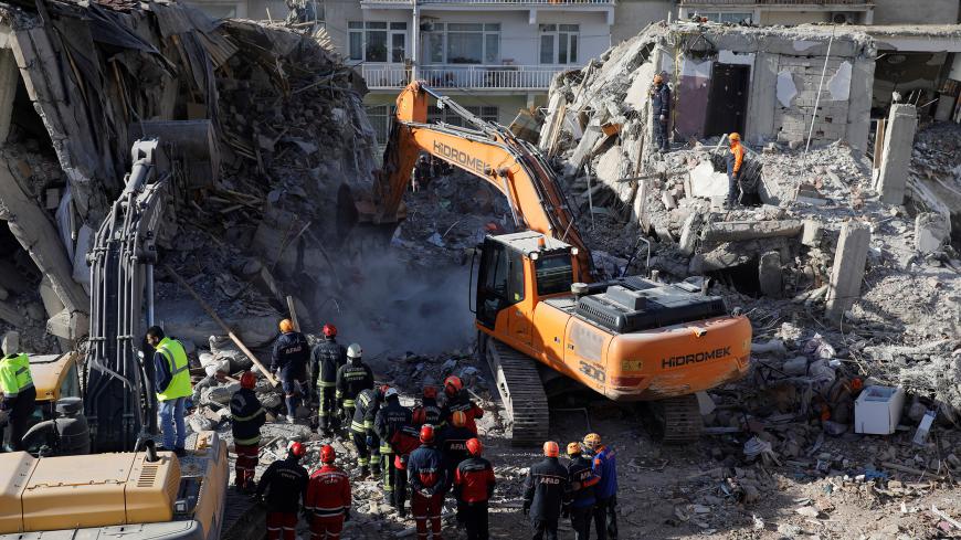 Search and rescue personnel work at the site of a collapsed building, after an earthquake in Elazig, Turkey, January 27, 2020. REUTERS/Umit Bektas - RC29OE9XXDY4