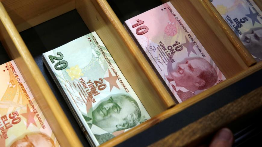 Turkish lira banknotes are pictured at a currency exchange office in Istanbul, Turkey August 13, 2018. REUTERS/Murad Sezer - RC179263C1F0