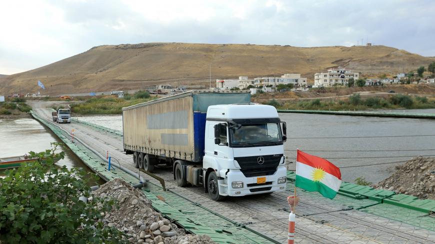 Trucks loaded with goods coming from Syria are seen at the Iraqi-Syrian border crossing in Fish-Khabur, Iraq, October 31, 2017. REUTERS/Ari Jalal - RC115F12D840