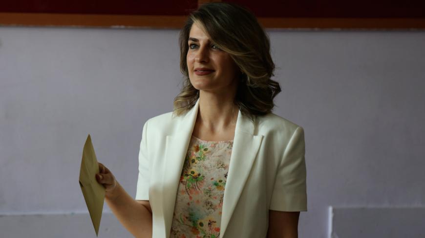 Basak Demirtas, wife of Selahattin Demirtas, jailed former co-leader and presidential candidate of Turkey's main pro-Kurdish Peoples' Democratic Party (HDP), arrives at a polling station during the presidential and parliamentary elections in the Kurdish-dominated city of Diyarbakir, Turkey June 24, 2018. REUTERS/ Sertac Kayar - RC1EB83FCDE0