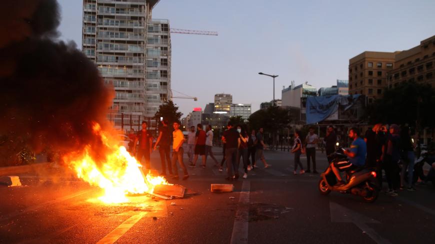 Demonstrators set fire during a protest against the collapsing Lebanese pound currency and the price hikes, in Beirut, Lebanon June 11, 2020. REUTERS/Issam Abdallah - RC277H9NCETT
