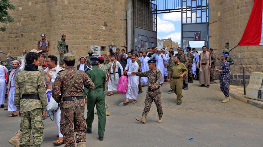Yemeni prisoners, said to belong the Saudi-backed government forces, react following their release by the Huthi rebels from the central prison in the capital Sanaa before being handed over to their families on September 30, 2019. - Yemen's Huthi rebels have freed 290 prisoners, including dozens of survivors from a Saudi-led coalition strike on a detention centre earlier this month, the ICRC said. The International Committee of the Red Cross hailed the move as "a positive step that will hopefully revive the 