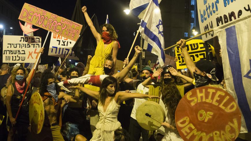 Benny Gantz (C), A former IDF Chief and the head of Israeli Resilience party speaks to supporters during an election campaign event in Tel Aviv. Israelis will vote in a parliamentary election on April 9, choosing among party lists of candidates to serve in the 121-seat Knesset