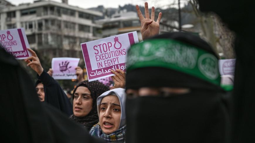 TOPSHOT - People hold signs reading "Stop executions in Egypt" in front of the Egyptian consulate in Istanbul on march 2, 2019 during a demonstration against death penalties in Egypt after the recent execution of nine men. - Egypt on February 20 hanged nine men for the 2015 assassination of prosecutor general Hisham Barakat following jihadist calls for attacks on the judiciary to avenge the government's crackdown on Islamists. Turkish President sharply criticised his Egyptian counterpart and called for the 