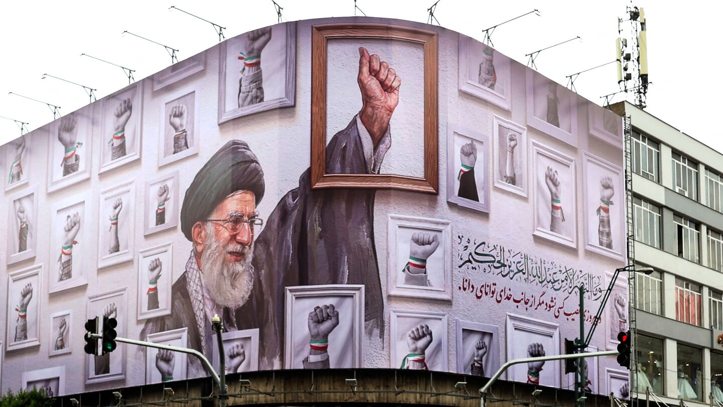 بیلبوردی با تصویر آیت‌الله علی خامنه‌ای، رهبر فقید ایران، در تاریخ ۵ مه ۲۰۲۶، نمای یک ساختمان در تهران را پوشانده است. — خبرگزاری فرانسه از طریق گتی ایمیجز