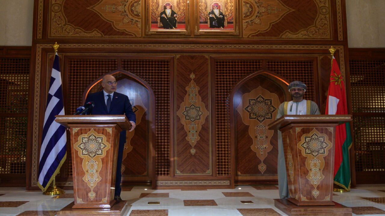 Greek Foreign Minister Nikos Dendias and Omani Foreign Minister Sayyid Badr Hamad Al Busaidi (R), in Muscat, Oct. 20, 2021.