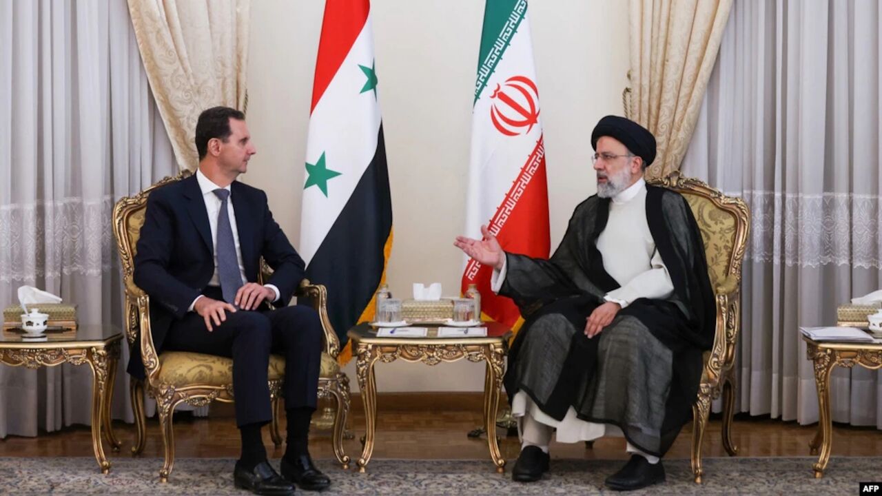 Iranian President Ebrahim Raisi (R) receiving Syrian President Bashar al-Assad.