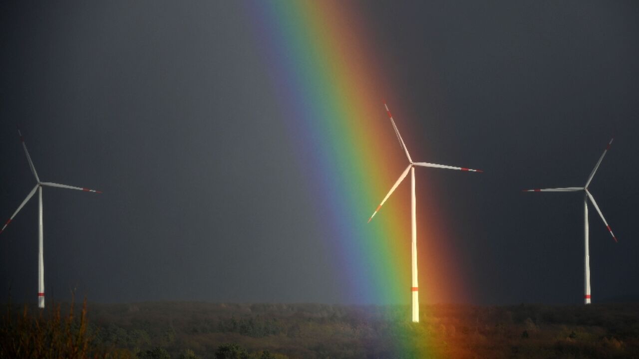 Countries need to urgently slash fossil fuel emissions to meet warming targets