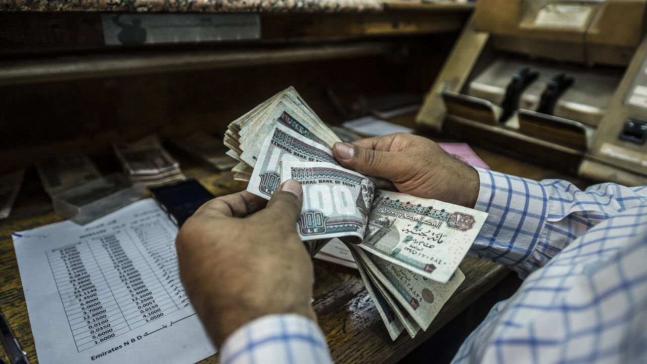 A man counts Egyptian pounds at a currency exchange shop, Cairo, Egypt, Nov. 3, 2016.