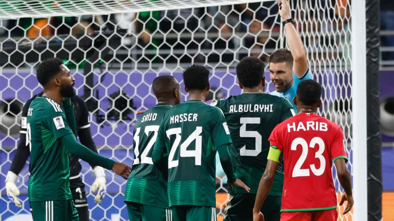 Australian referee Shaun Evans was at the centre of confusion