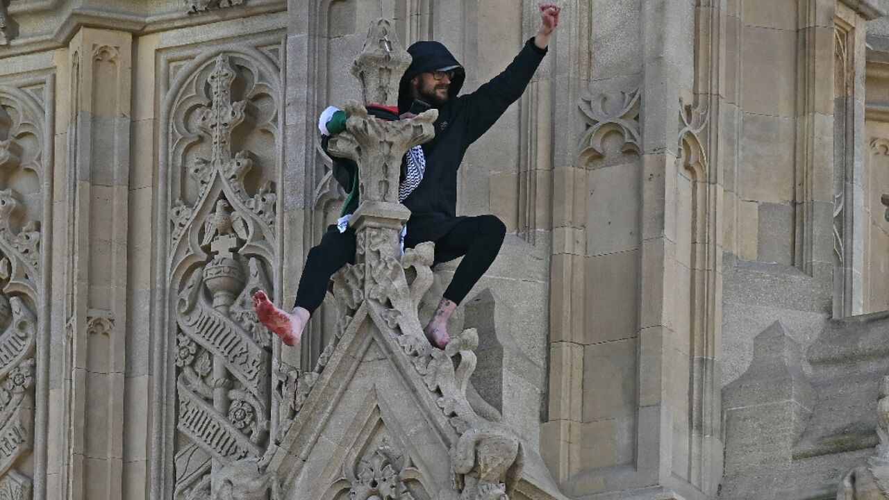 Supporters below chanted 'Free Palestine' and 'You are a hero'