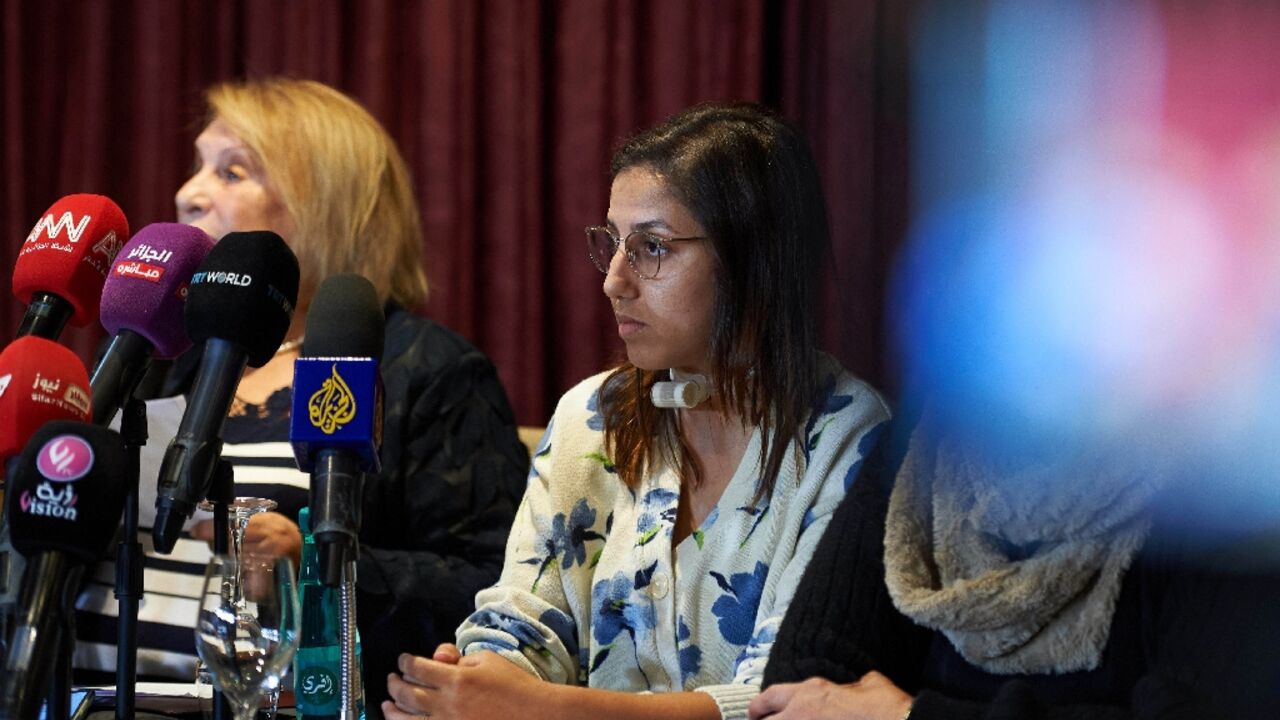 Saâda Arbane (d) pendant une conférence de presse aux côtés de son avocate algérienne, le 21 novembre 2024 à Alger 