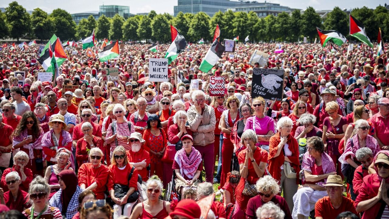 

Rights groups such as Amnesty International and Oxfam organised the demonstration through the city to the International Court of Justice, creating a so-called 'red line'