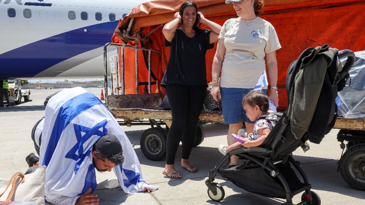 Returning travellers kissed the tarmac after Israeli airports reopened
