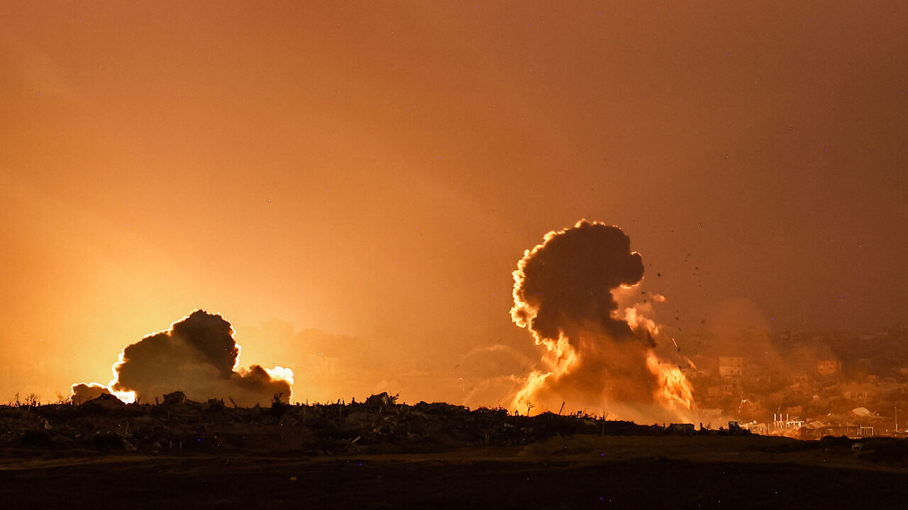 FILE PHOTO: Smoke rises in Gaza after Israeli airstrikes as seen from the Israeli side of the Israel-Gaza border, July 16, 2025. REUTERS/Amir Cohen/File Photo