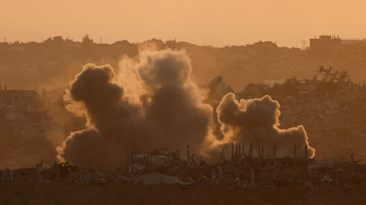 FILE PHOTO: Explosions send smoke into the air in Gaza, as seen from the Israeli side of the border, July 17, 2025. REUTERS/Amir Cohen/File Photo