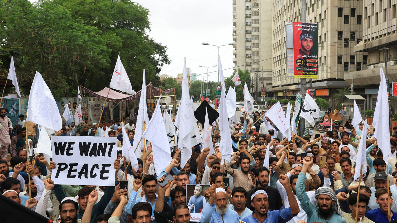 People from Pakistan and Afghanistan's border region tribal areas wave white flags and chant slogans during a rally to protest against the militant violence and killings of their elders and political figures in bomb attacks and to demand to restore peace, in Karachi, Pakistan July 13, 2025. REUTERS/Akhtar Soomro