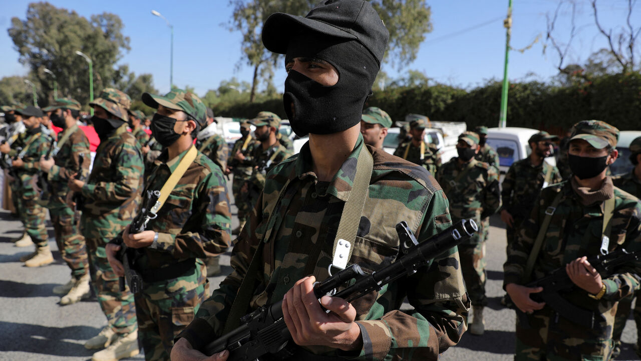 FILE PHOTO: Houthi fighters take part in a parade for people who attended Houthi military training as part of a mobilization campaign, in Sanaa, Yemen December 18, 2024. REUTERS/Khaled Abdullah/File Photo