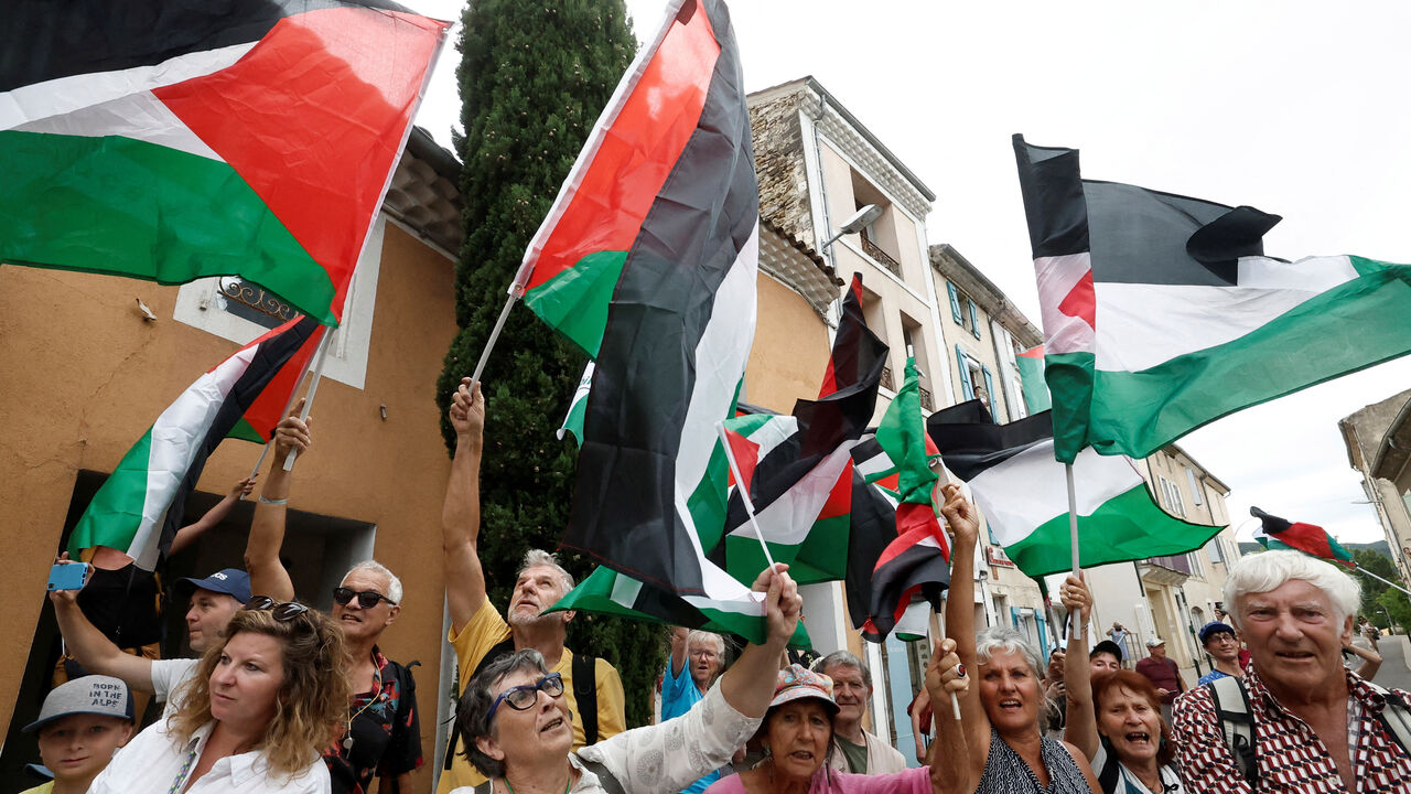 Cycling - Tour de France - Stage 17 - Bollene to Valence - Bollene, France - July 23, 2025 Spectators wave Palestinian flags during stage 17 REUTERS/Benoit Tessier