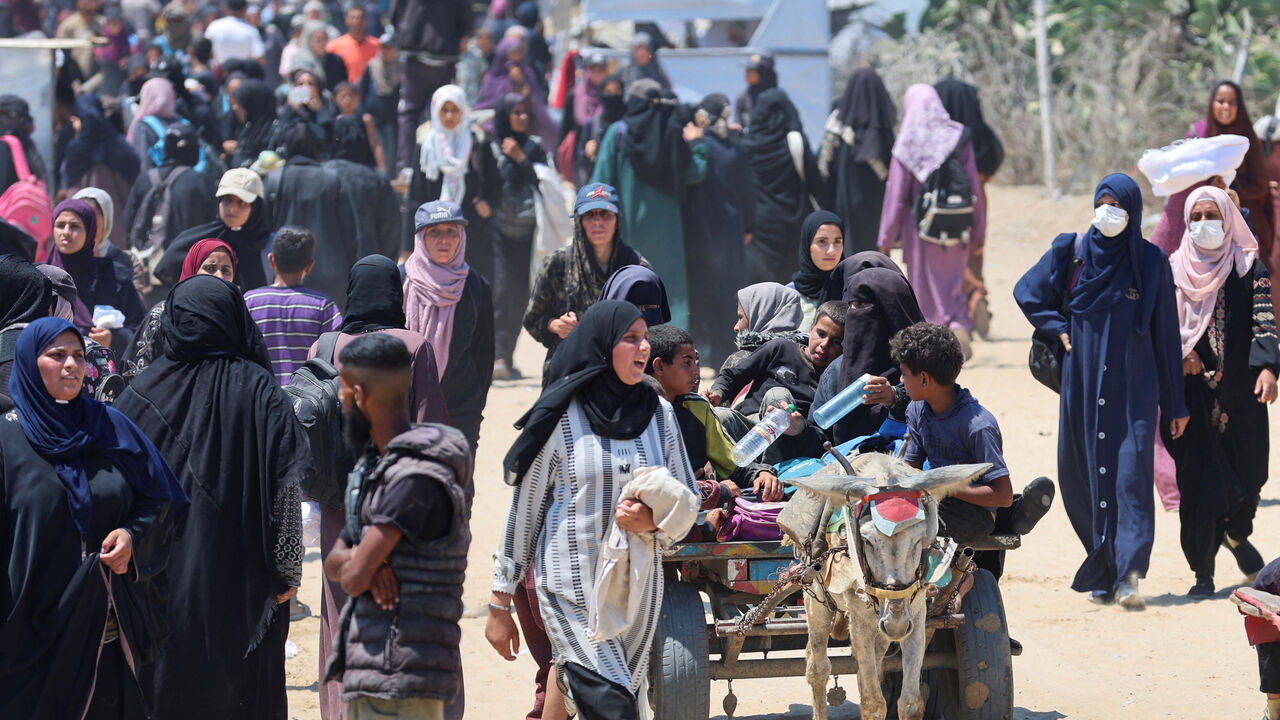 Palestinians seeking aid supplies from the U.S.-backed Gaza Humanitarian Foundation travel in an animal-drawn cart, near Rafah, in the southern Gaza Strip, July 24, 2025. REUTERS/Ramadan Abed