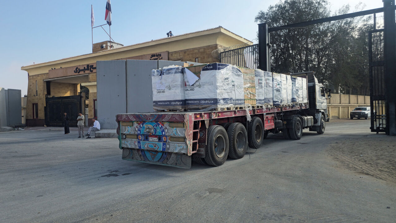 Truck carrying aid lines up near the Rafah border crossing between Egypt and the Gaza Strip, amid the ongoing conflict between Israel and Hamas, in Rafah, Egypt, July 28, 2025. REUTERS/Stringer