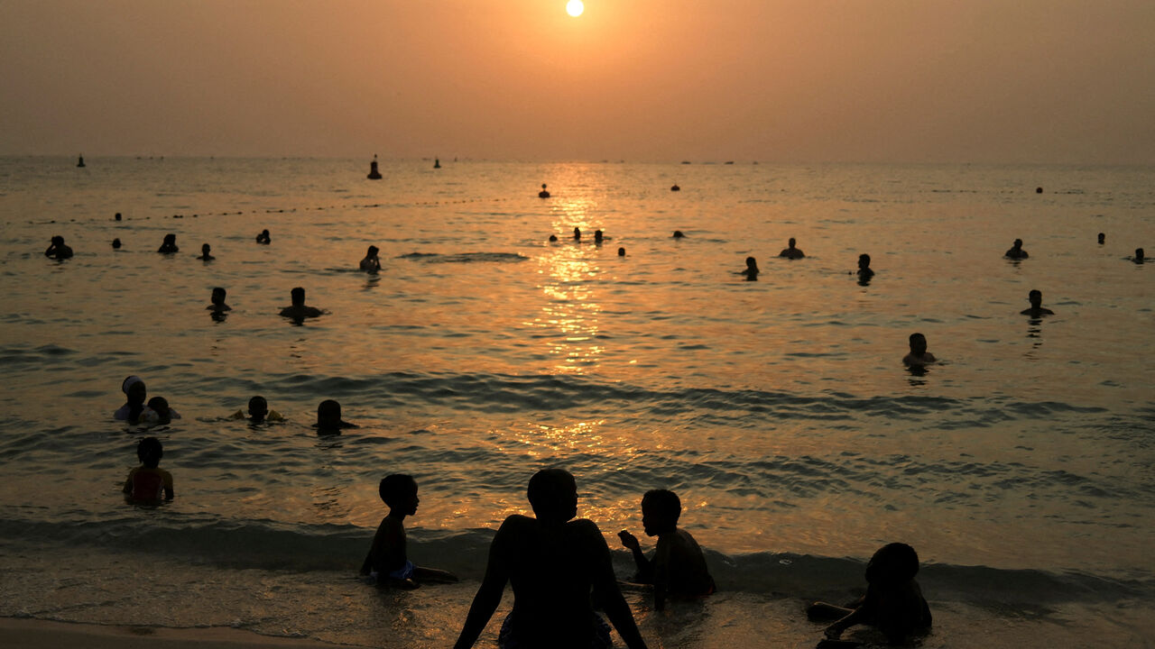 People enjoy the beach during the summer heat in Dubai, United Arab Emirates, August 3, 2025. REUTERS/Amr Alfiky REFILE - QUALITY REPEAT