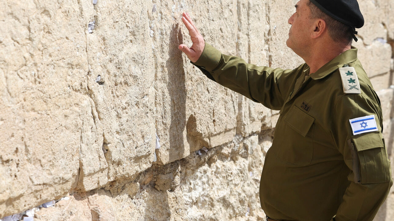The new Chief of the General Staff, Lieutenant General Eyal Zamir, touches the Western Wall during his visit to Judaism's holiest prayer site, in Jerusalem's Old City, March 5, 2025. REUTERS/Ronen Zvulun/File Photo