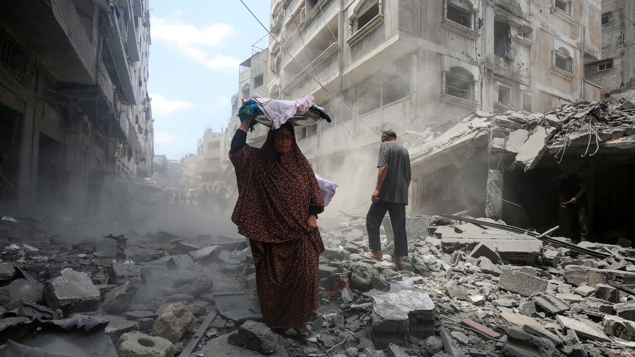 Palestinians inspect the site of a morning Israeli strike on a house, in Gaza City, August 8, 2025. REUTERS/Mahmoud Issa