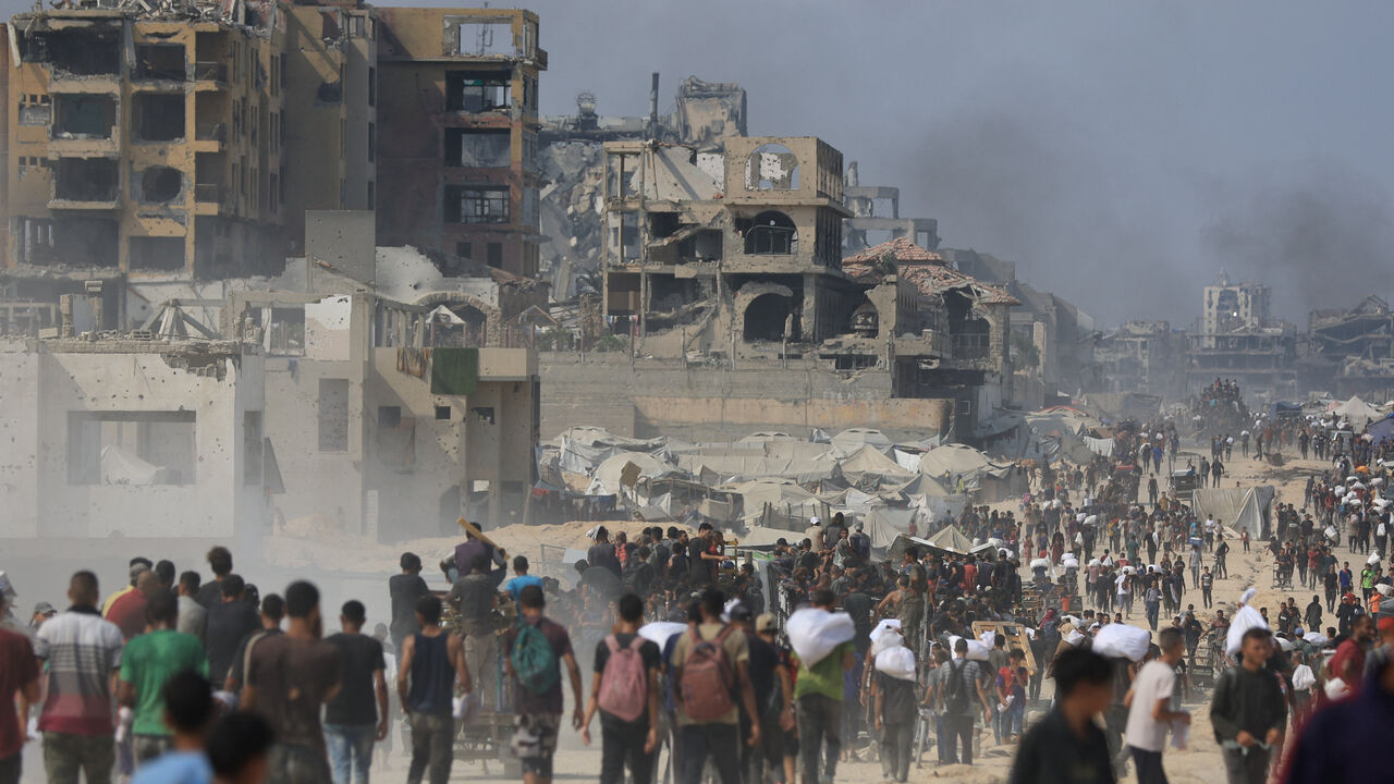 Palestinians carry aid supplies they collected from trucks that entered Gaza through Israel, in Beit Lahia, in the northern Gaza Strip August 10, 2025. REUTERS/Dawoud Abu Alkas