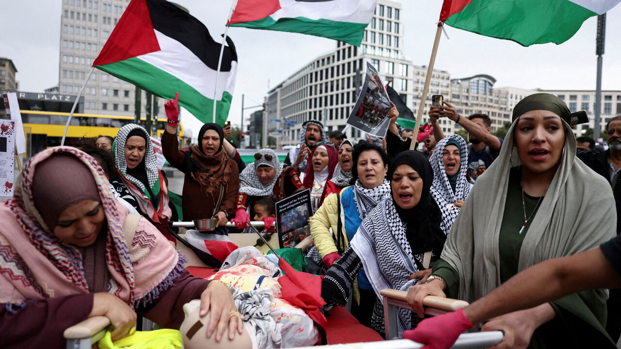 FILE PHOTO: A woman mourns next to an effigy symbolising dead Palestinians as people protest against Israel and in solidarity with Palestinian children in Gaza, at Potsdamer Platz, in Berlin, Germany, August 3, 2025. REUTERS/Nadja Wohlleben/File Photo