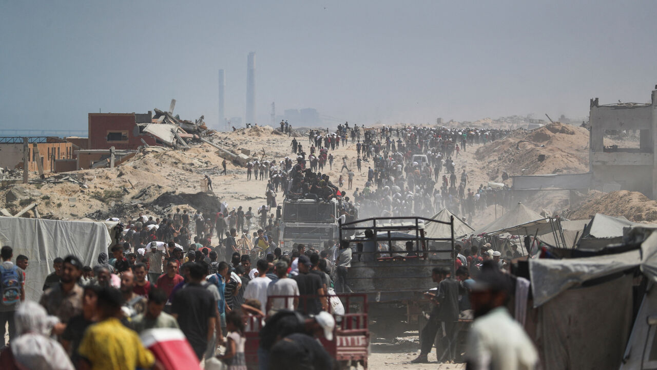 FILE PHOTO: Palestinians gather as they seek aid that entered Gaza through Israel, in Beit Lahia, northern Gaza Strip, July 27, 2025. REUTERS/Mahmoud Issa/File Photo