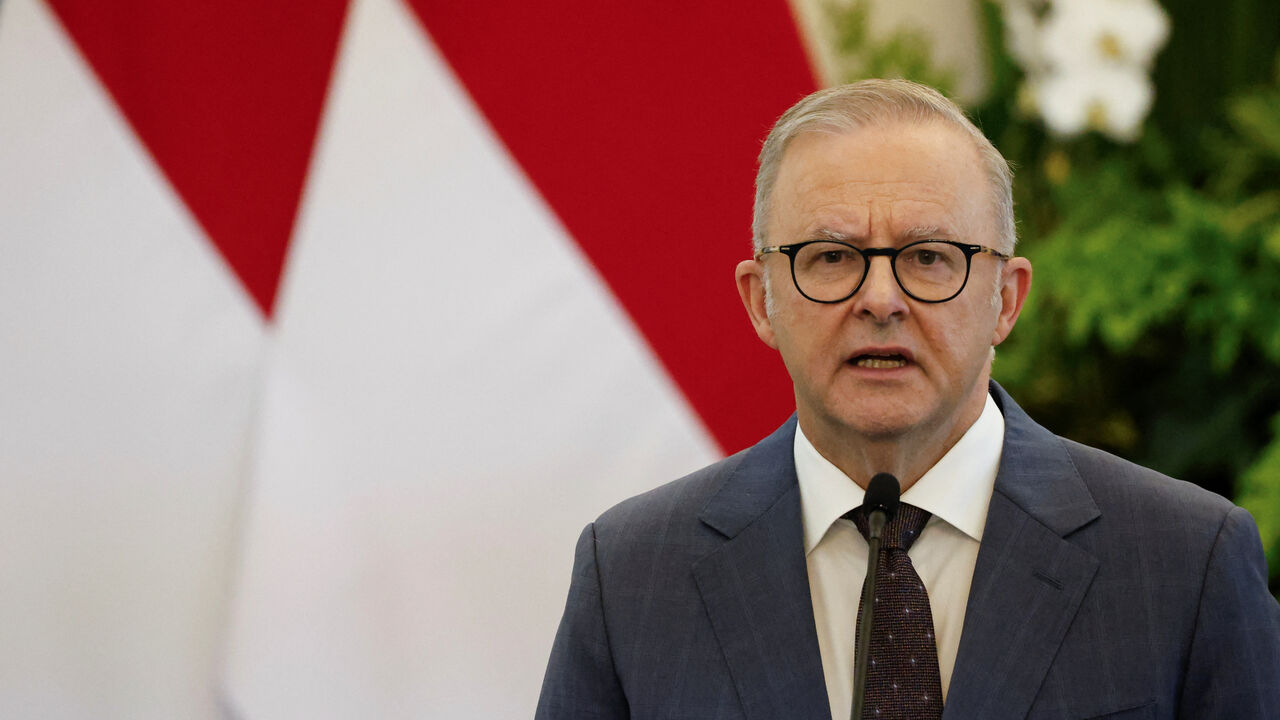 FILE PHOTO: Australia's Prime Minister Anthony Albanese speaks during a press conference with Indonesian President Prabowo Subianto (not pictured) at the Merdeka Palace in Jakarta, Indonesia May 15, 2025. REUTERS/Ajeng Dinar Ulfiana/File Photo