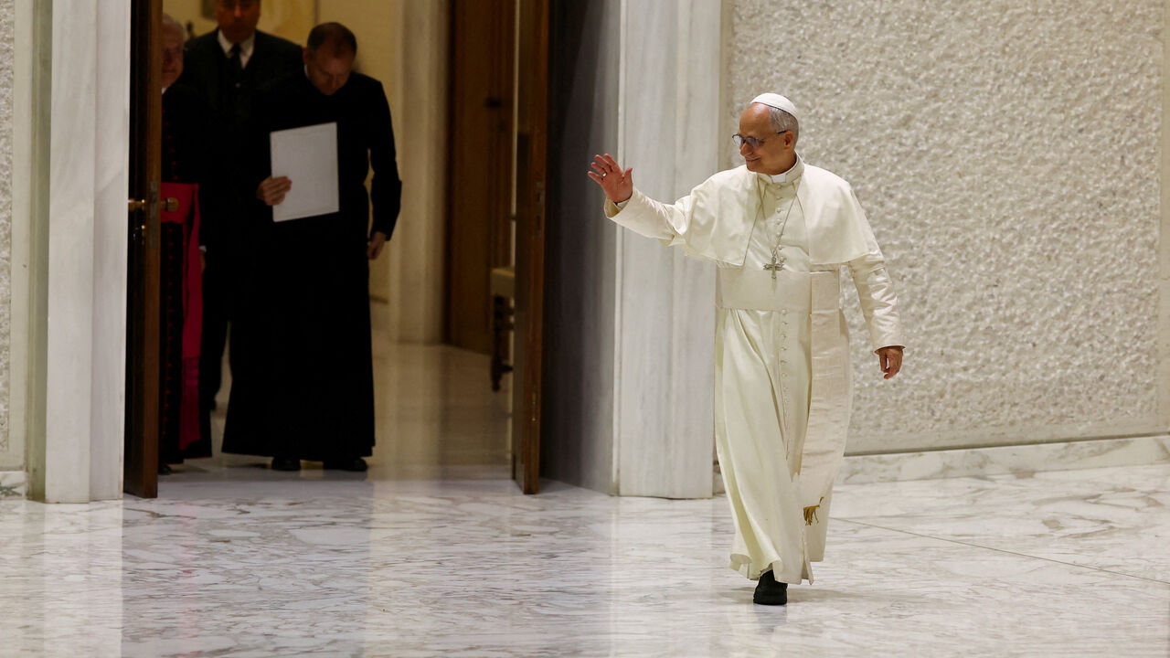 Pope Leo XIV gestures on the day of a general audience in the Paul VI hall at the Vatican, August 20, 2025. REUTERS/Ciro De Luca