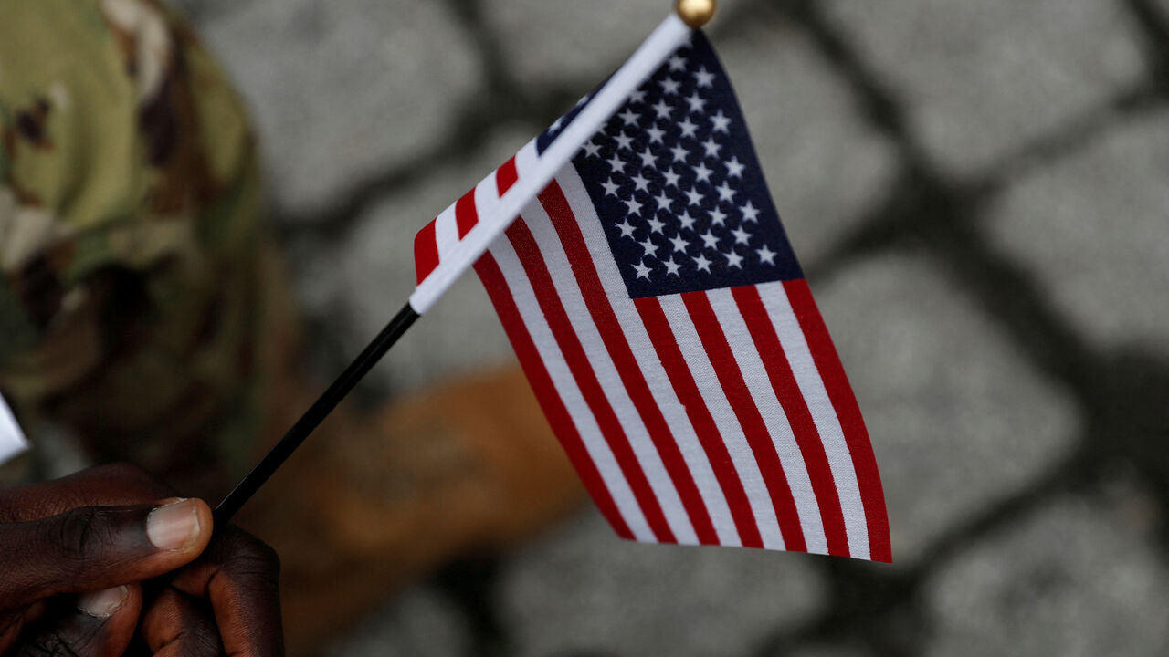 FILE PHOTO: A U.S. Citizenship and Immigration Services (USCIS) naturalization ceremony in New York City, U.S., September 17, 2021. REUTERS/Shannon Stapleton/File Photo