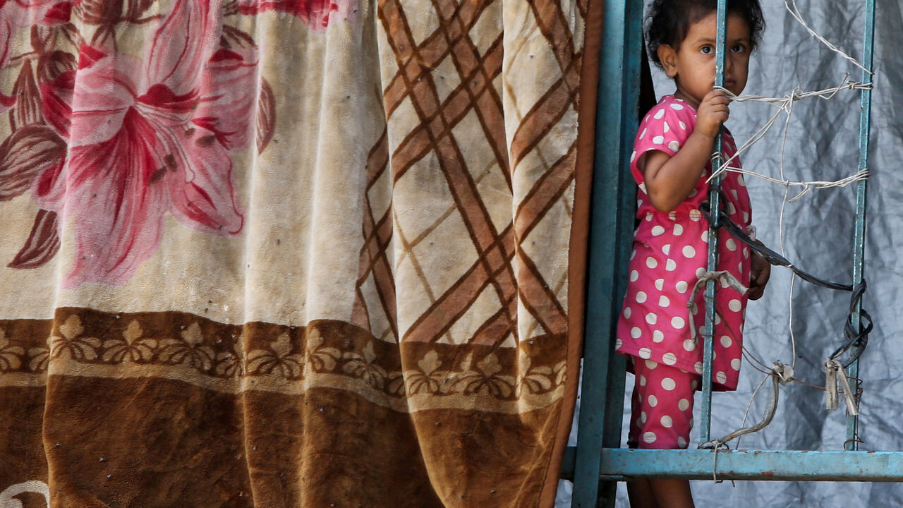 FILE PHOTO: A Palestinian child, displaced by the Israeli military offensive, shelters in an UNRWA school, in Khan Younis, in the southern Gaza Strip, August 19, 2025. REUTERS/Hatem Khaled/File Photo