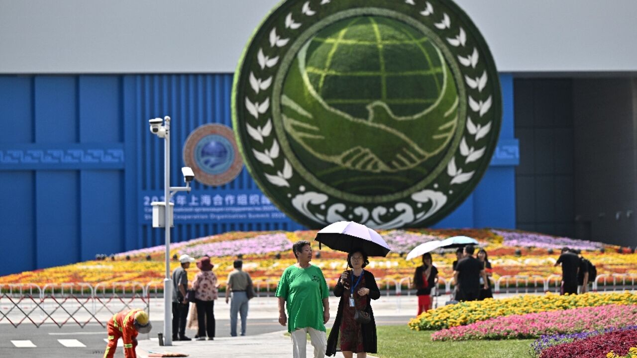 Chinese President Xi Jinping began welcoming leaders from 26 countries before the Shanghai Cooperation Organisation summit in the northern city of Tianjin