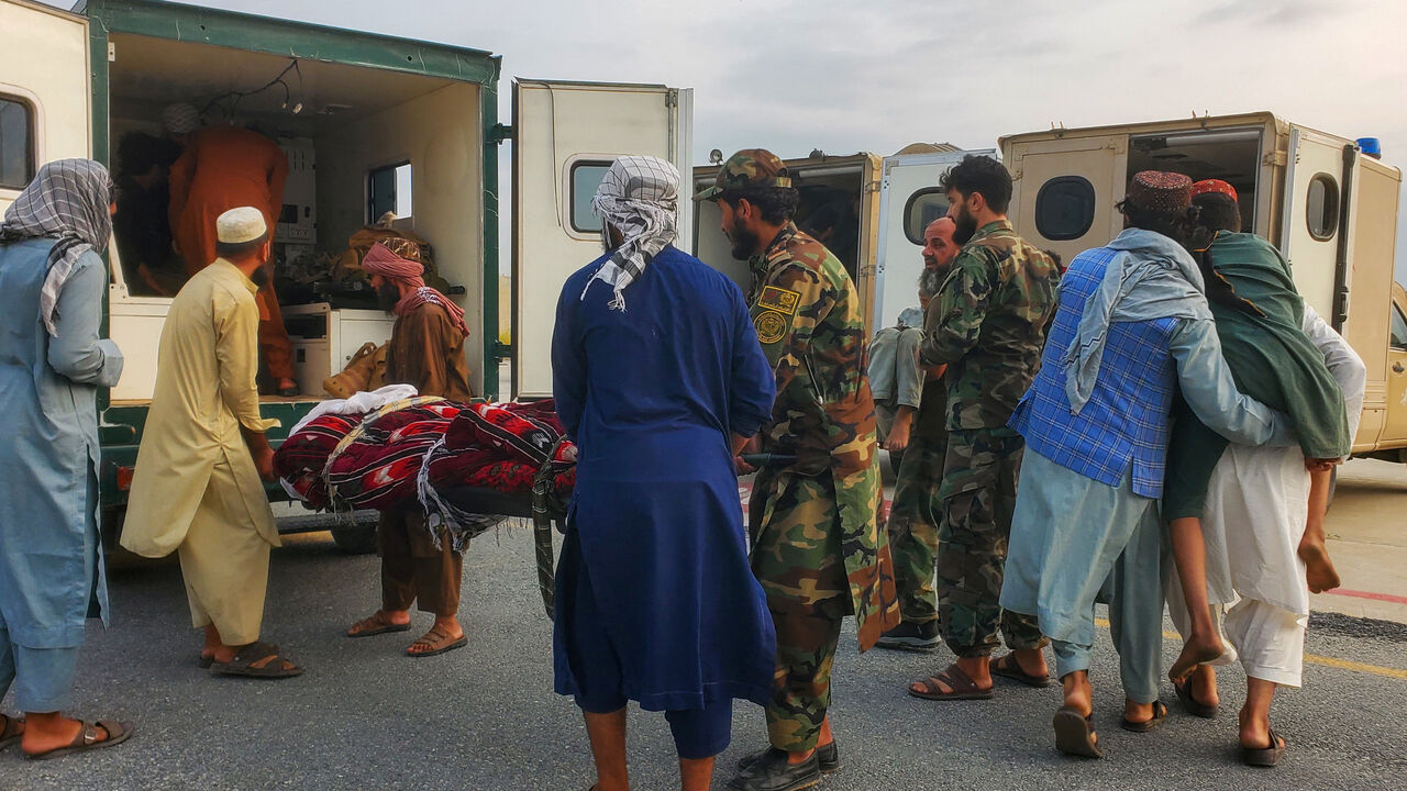 Taliban soldiers and civilians carry earthquake victims to an ambulance at an airport in Jalalabad, Afghanistan, September 1, 2025. REUTERS/Stringer