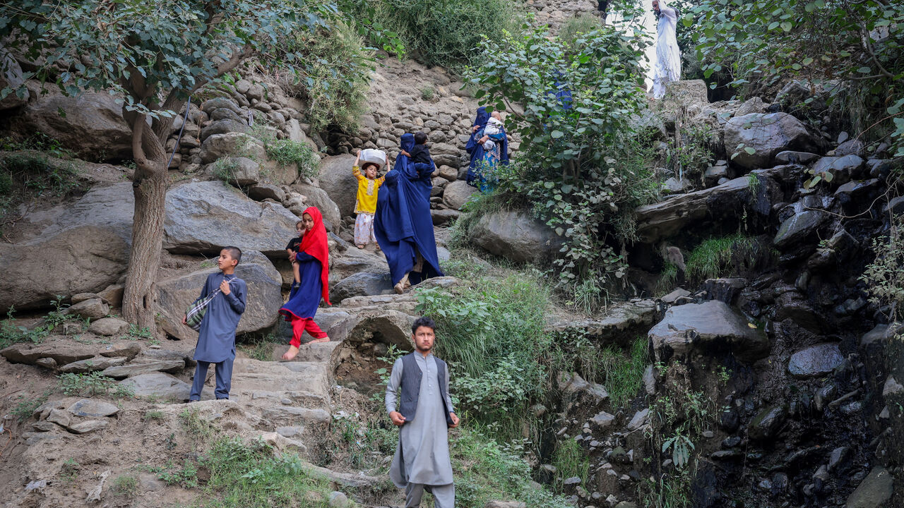 An Afghan family moves to a safer place after a deadly magnitude-6 earthquake that struck Afghanistan around midnight, in Dara Noor, in Jalalabad, Afghanistan, September 1, 2025. REUTERS/Sayed Hassib