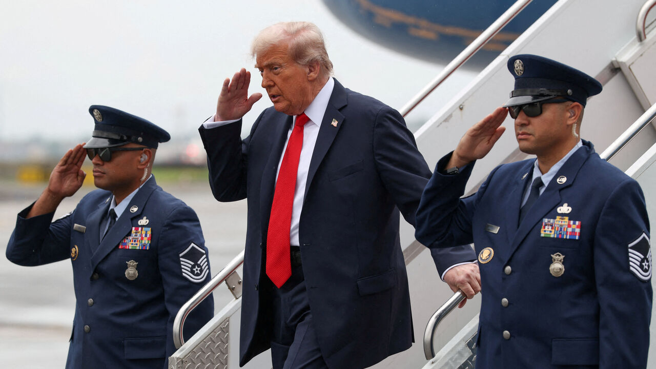 U.S. President Donald Trump salutes as he disembarks Air Force One upon his arrival at La Guardia Airport in New York for the U.S. Open men's tennis final, U.S., September 7, 2025. REUTERS/Evelyn Hockstein