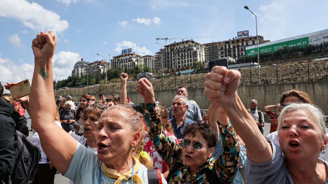 People protest as police officers block the road leading to the Istanbul provincial office of Turkey's main opposition Republican People's Party (CHP), as supporters of CHP try to reach the office, after a recent court ruling that ousted the CHP's Istanbul provincial leadership, in Istanbul, Turkey, September 8, 2025. REUTERS/Umit Bektas