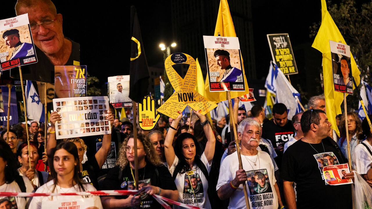 FILE PHOTO: Israeli protestors take part in a rally demanding the immediate release of the hostages kidnapped during the deadly October 7, 2023 attack on Israel by Hamas, and the end of war in Gaza, in Jerusalem September 6, 2025. REUTERS/Ronen Zvulun/File Photo
