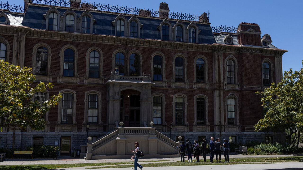 FILE PHOTO: Prospective students tour the University of California, Berkeley campus before beginning of the new semester, in Berkeley, California, U.S., June 8, 2023. REUTERS/Carlos Barria/File photo