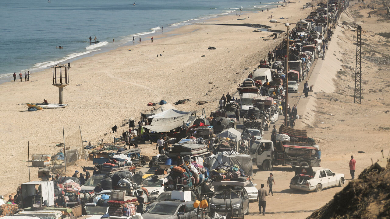 Displaced Palestinians, fleeing northern Gaza due to an Israeli military operation, move southward after Israeli forces ordered residents of Gaza City to evacuate to the south, in the central Gaza Strip September 14, 2025. REUTERS/Mahmoud Issa