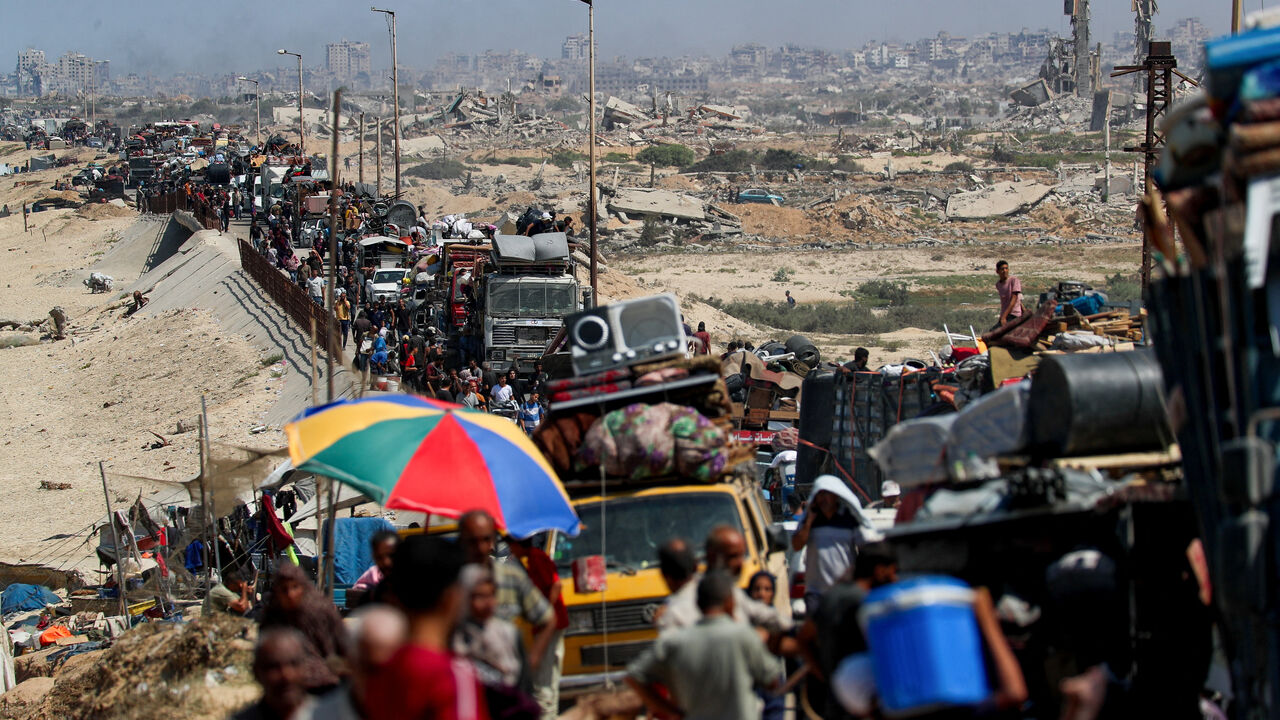 Displaced Palestinians, fleeing northern Gaza due to an Israeli military operation, move southward after Israeli forces ordered residents of Gaza City to evacuate to the south, in the central Gaza Strip September 16, 2025. REUTERS/Mahmoud Issa/File Photo