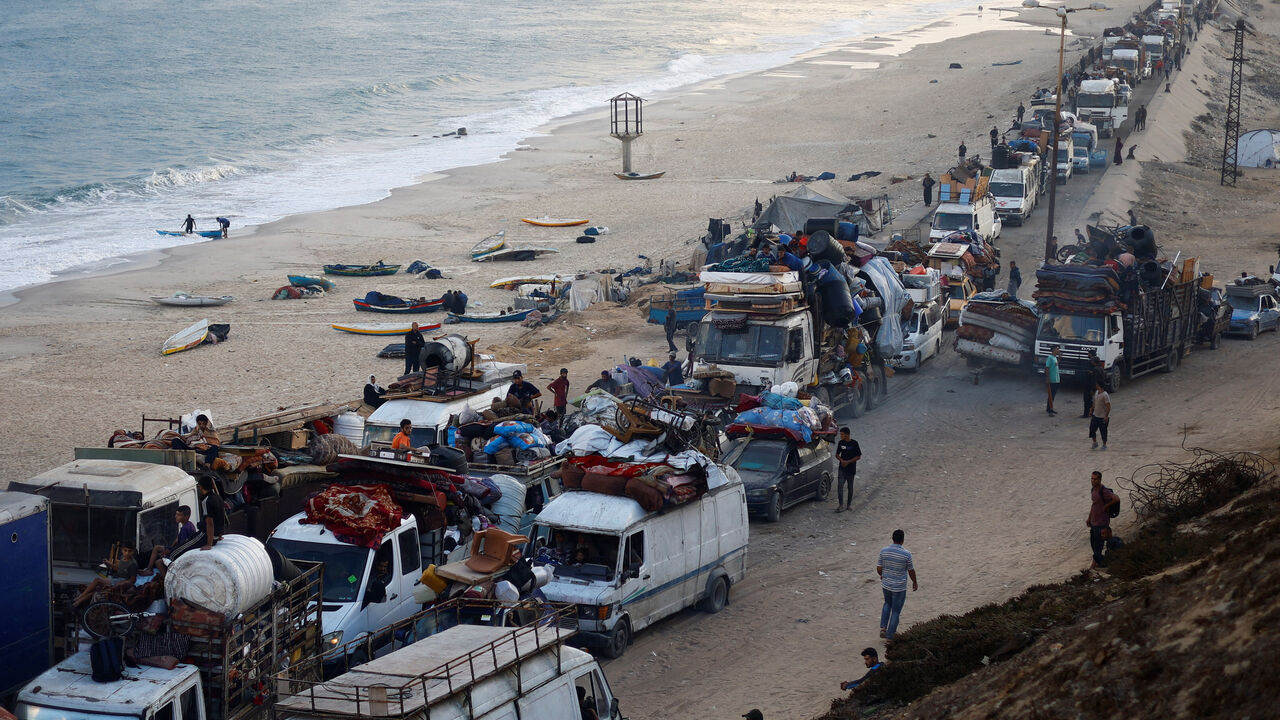 Displaced Palestinians, fleeing northern Gaza due to an Israeli military operation, move southward after Israeli forces ordered residents of Gaza City to evacuate to the south, in the central Gaza Strip, September 19, 2025. REUTERS/Mahmoud Issa
