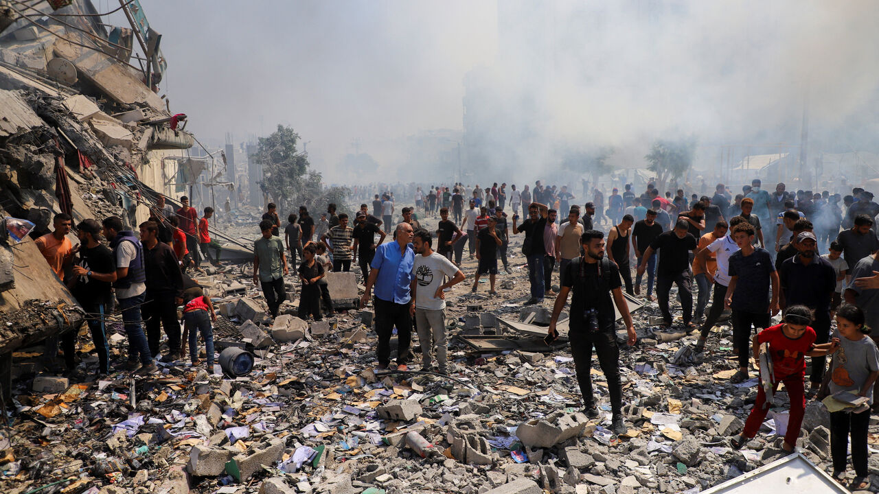 Palestinians gather at the site of Israeli strikes on residential buildings, amid an Israeli military operation, in Gaza City September 22, 2025. REUTERS/Ebrahim Hajjaj