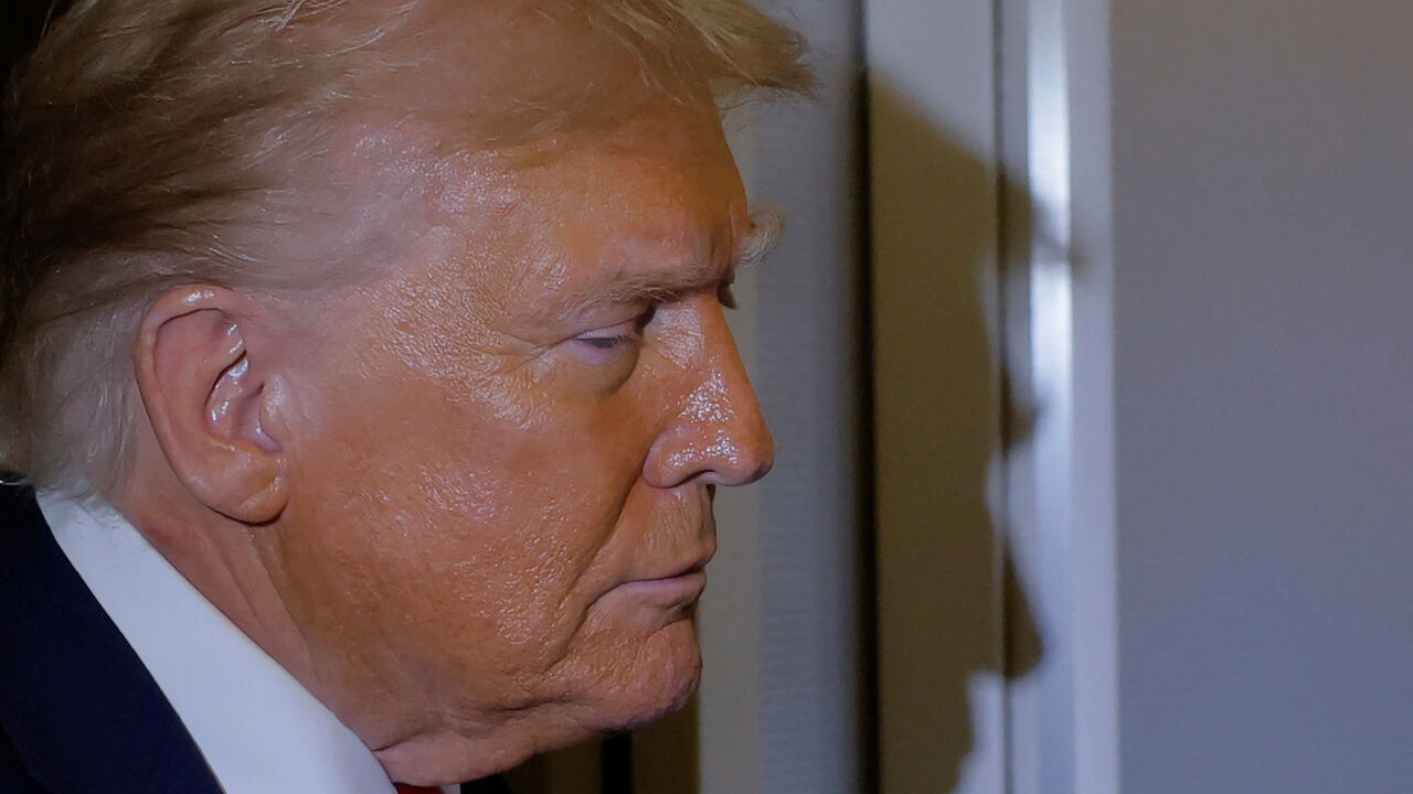 U.S. President Donald Trump walks back to speak to reporters onboard Air Force One enroute to Joint Base Andrews, in Maryland, U.S. September 21, 2025. REUTERS/Brian Snyder